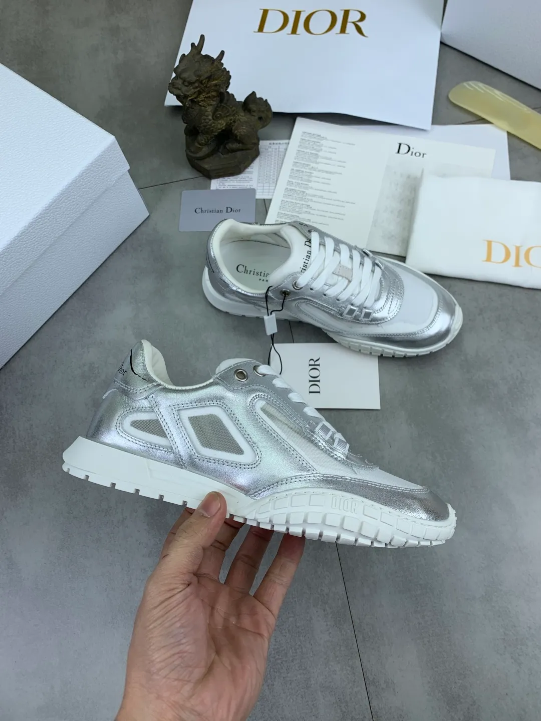 Men's men's shoes P560 new Dior Tech sneakers 2026 early spring series new products, with fashionable details, highlighting retro aesthetics. The light beige anti-suede cow leather upper is spliced ​​with apricot transparent mesh fabric on the side. The upper window edge is adhered with high-frequency flat ironing and back-pressure. It replicates the original craftsmanship, making it beautiful and comfortable without falling off. The interior is made of sheep lining of the same color and is soft and comfortable. The heel and tongue are embellished with the Paris logo. The textured TPU soles with the same color logo. The high-end version is exquisitely packaged with an airplane box, adding to the high-end style. Color: 4️⃣colors available Size: Female 35-41 Male 39-46